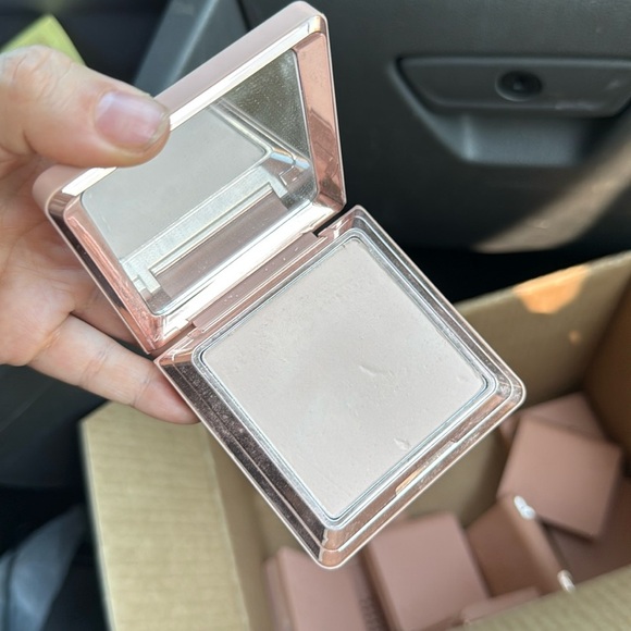 Natasha Denona powder foundation r2 - Picture 1 of 3
